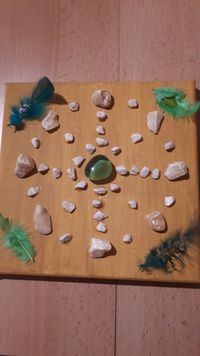Medizinrad ocker mit Steinen und Federn